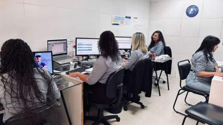 Equipe trabalhando em computadores em um escritório.