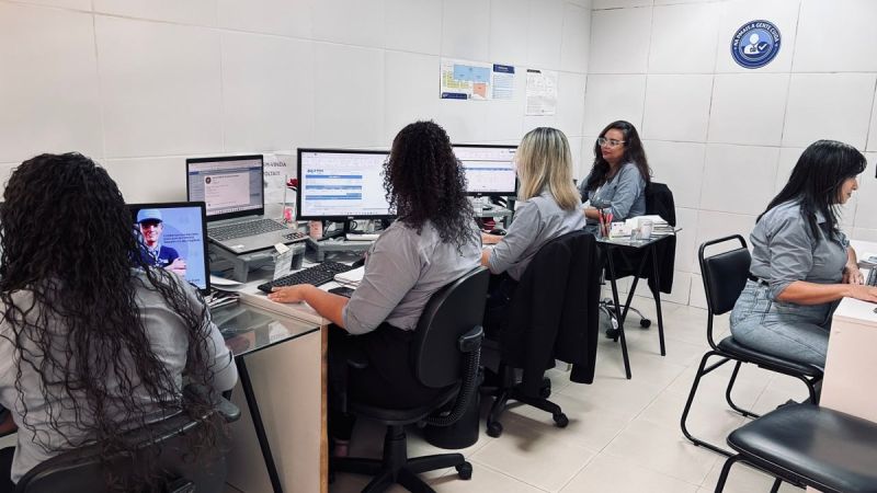 Equipe trabalhando em computadores em um escritório.
