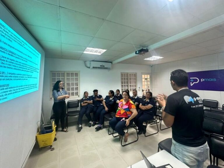 Apresentação para um grupo de profissionais em uma sala de treinamento.