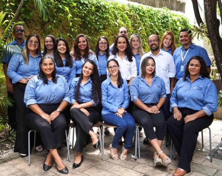 Equipe da PMais reunida para uma fotografia em área externa.