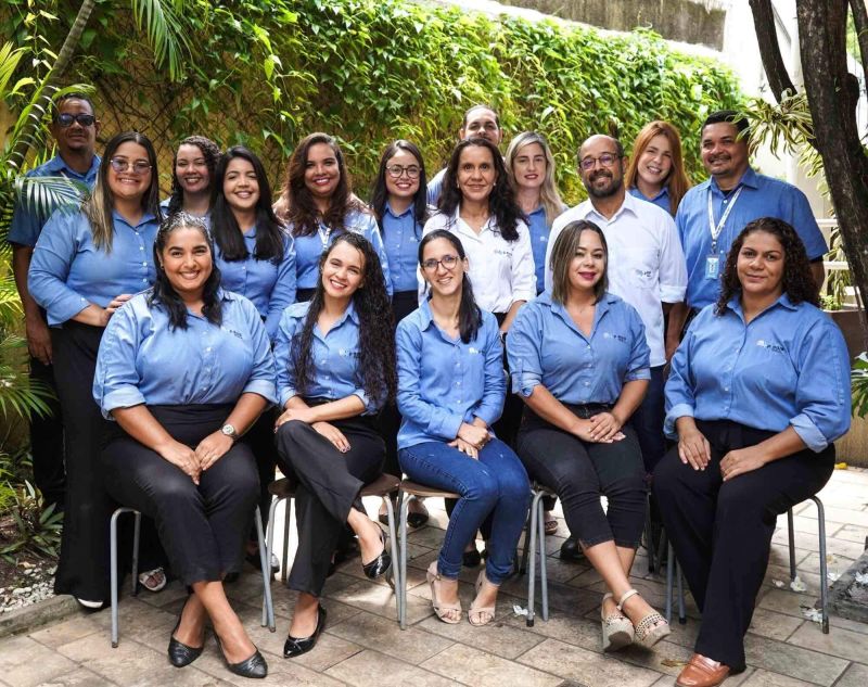 Equipe da PMais reunida para uma fotografia em área externa.